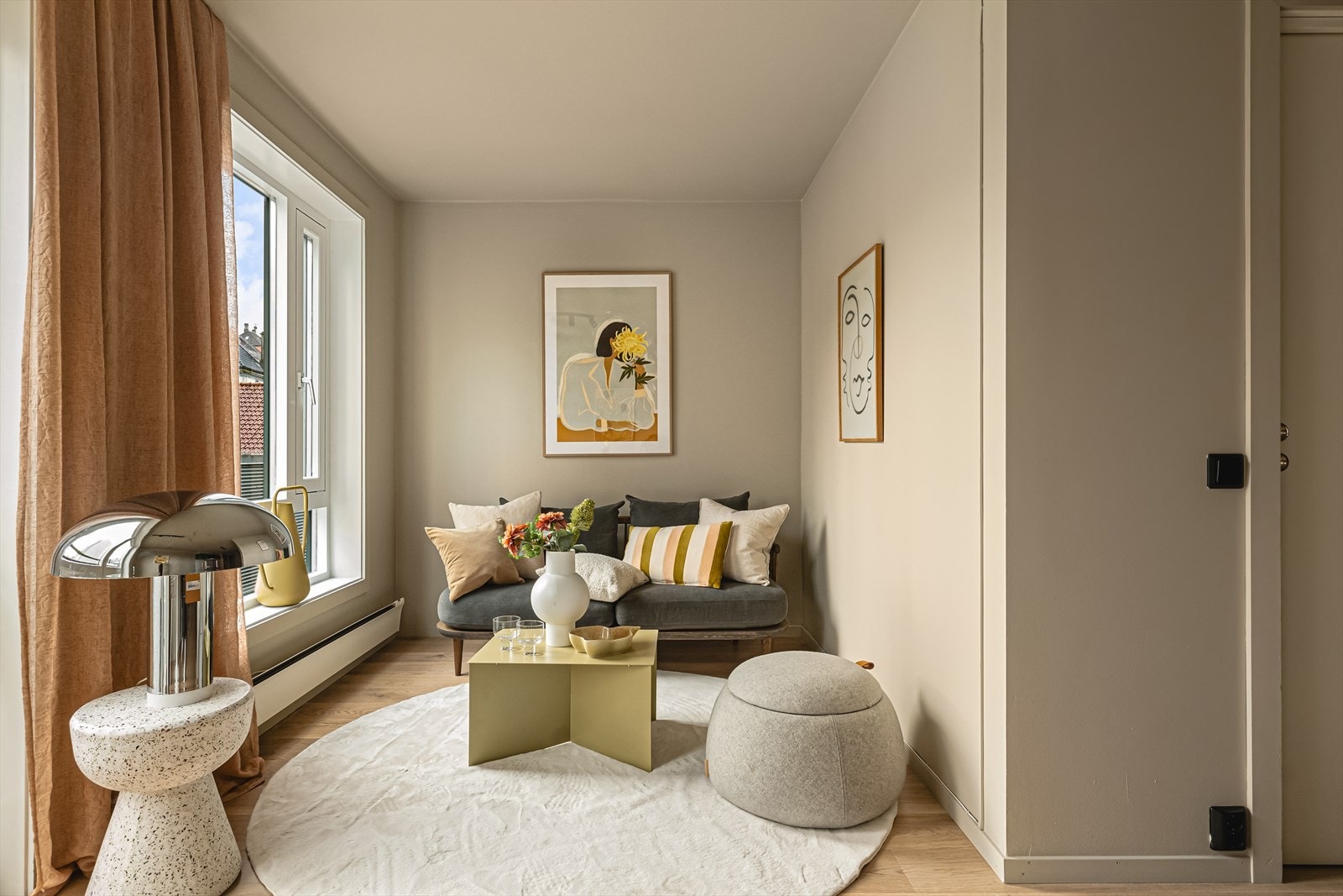 Hele leiligheten er nymalt i moderne farge. Galleribilde