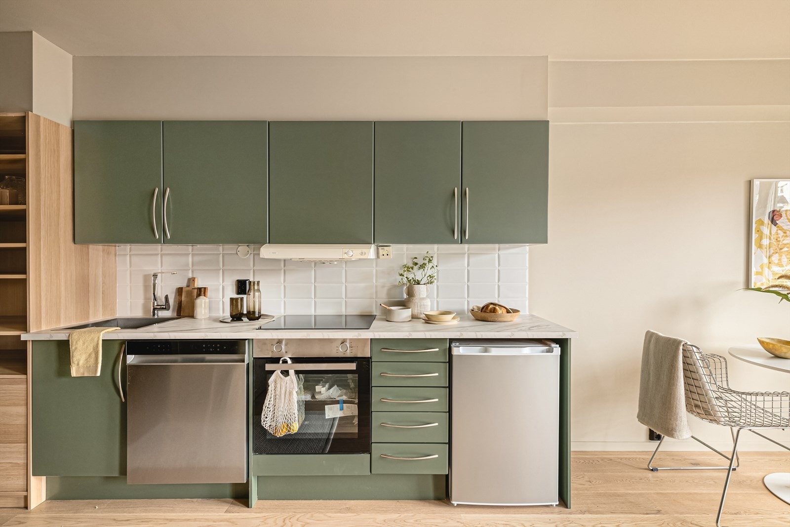 Kjøkkenet er nylig pusset opp med moderne løsninger og har fått en rekke flotte oppgraderinger, inkludert integrerte hvitevarer, ny benkeplate, stilren kjøkkenvask og fliser på veggen. Galleribilde