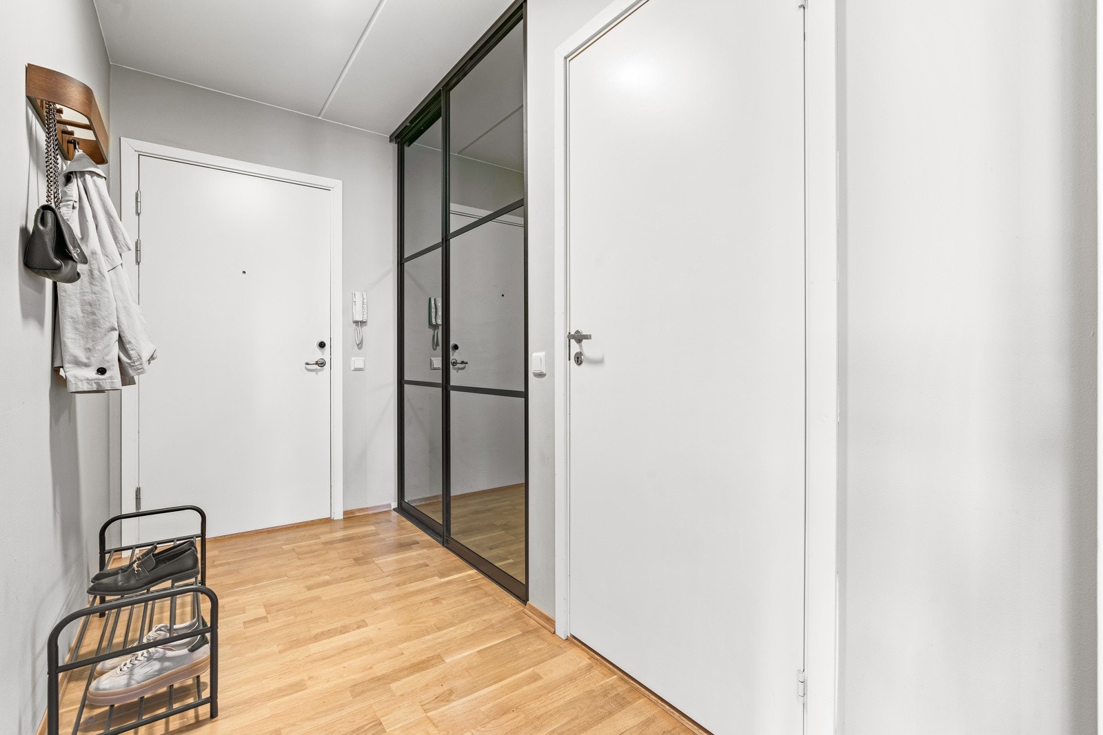 Trivelig og praktisk entré som gir et fint førsteinntrykk av boligen. Galleribilde