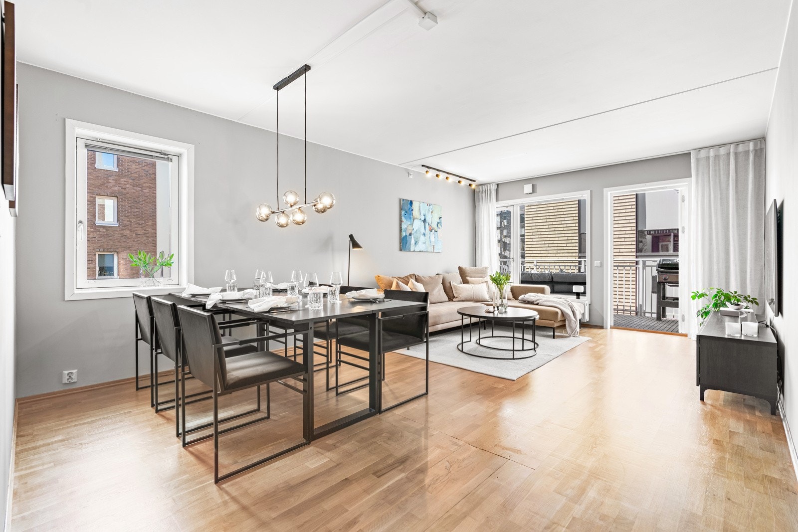 Flott stue med store vindusflater og lysinnslipp fra to sider. Galleribilde