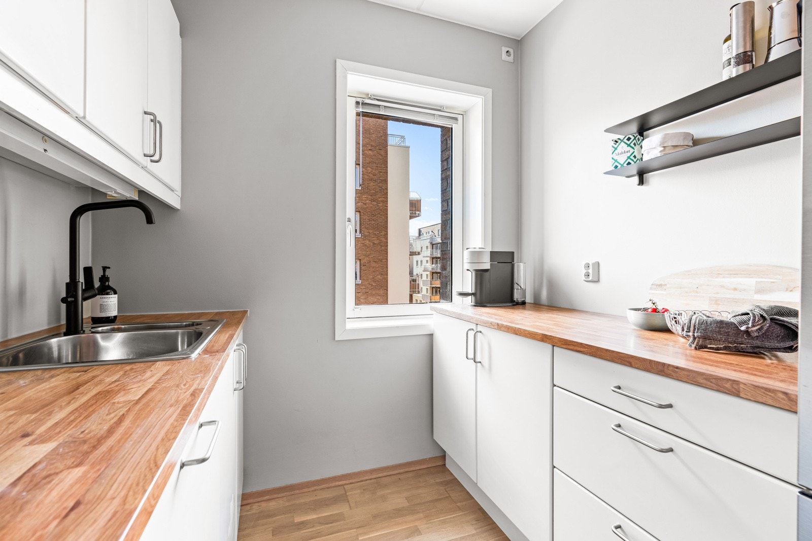 Vindu slipper inn godt med naturlig lys og skaper en fin atmosfære. Galleribilde