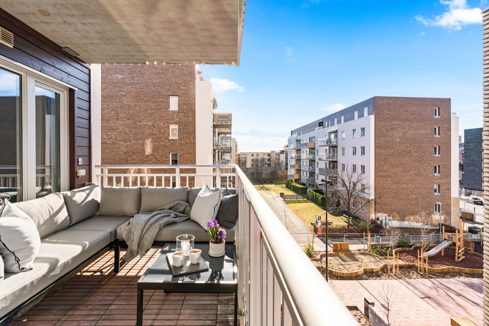 Tiltalende og romslig 3-roms endeleilighet i 3.etasje med solrik balkong. Galleribilde