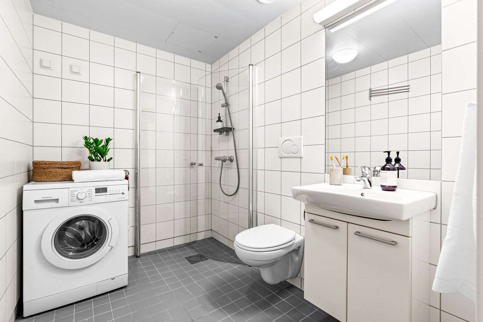 Romslig baderom med tilgang fra gangen. Galleribilde