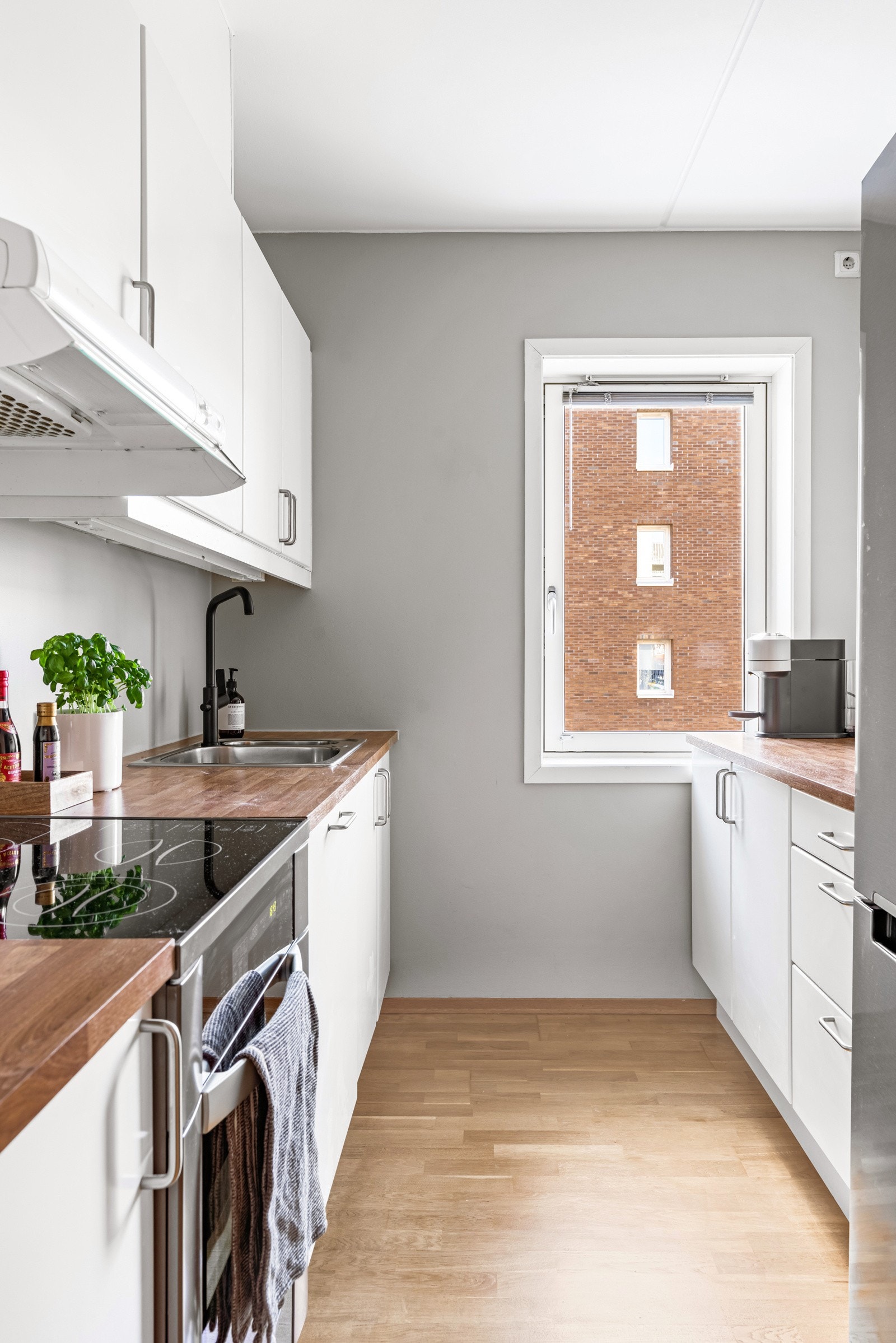 Separat kjøkkenet med innholdsrik innredning. Galleribilde