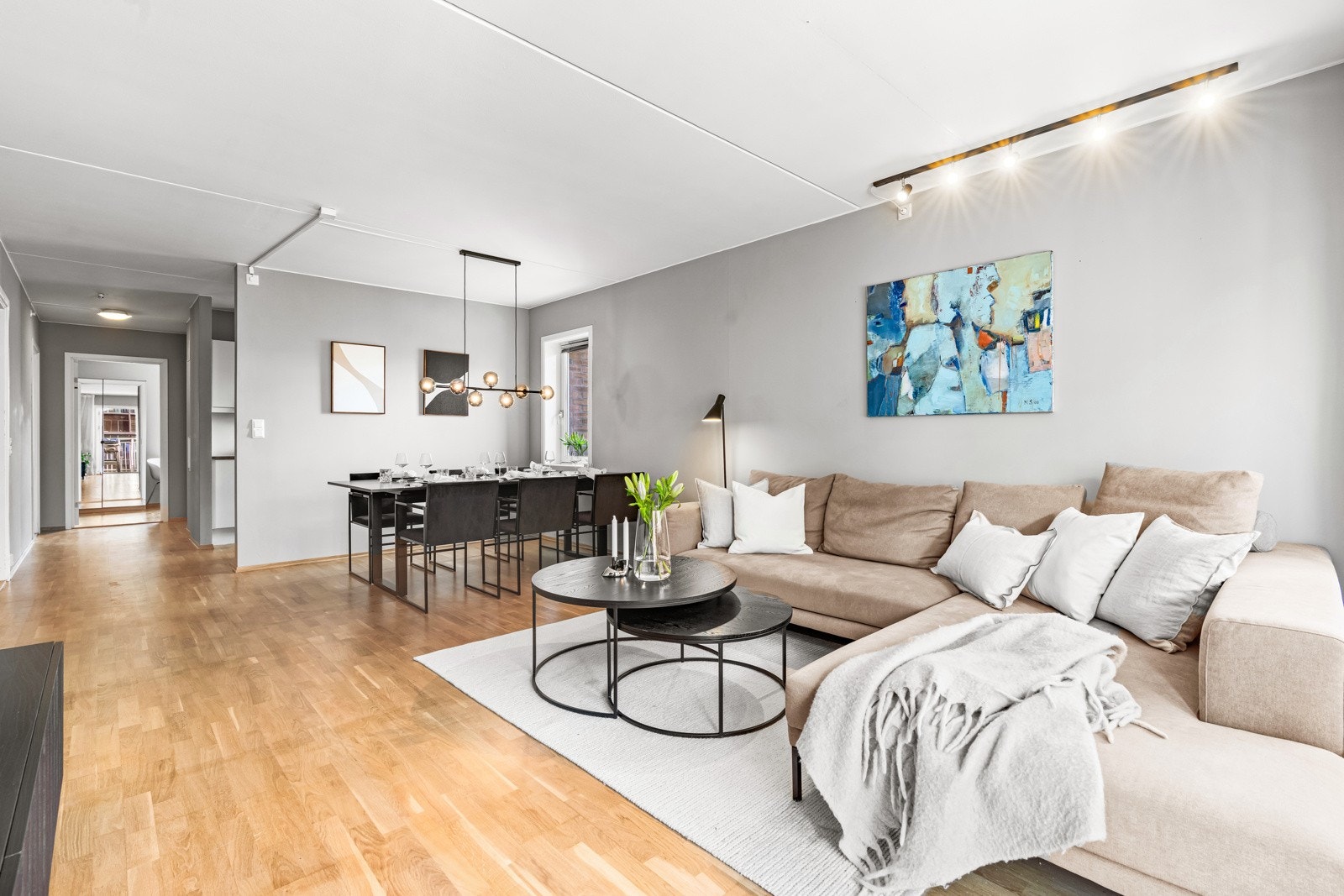 Stuen har god plass til både sofakrok og langstrakt spisebord. Galleribilde