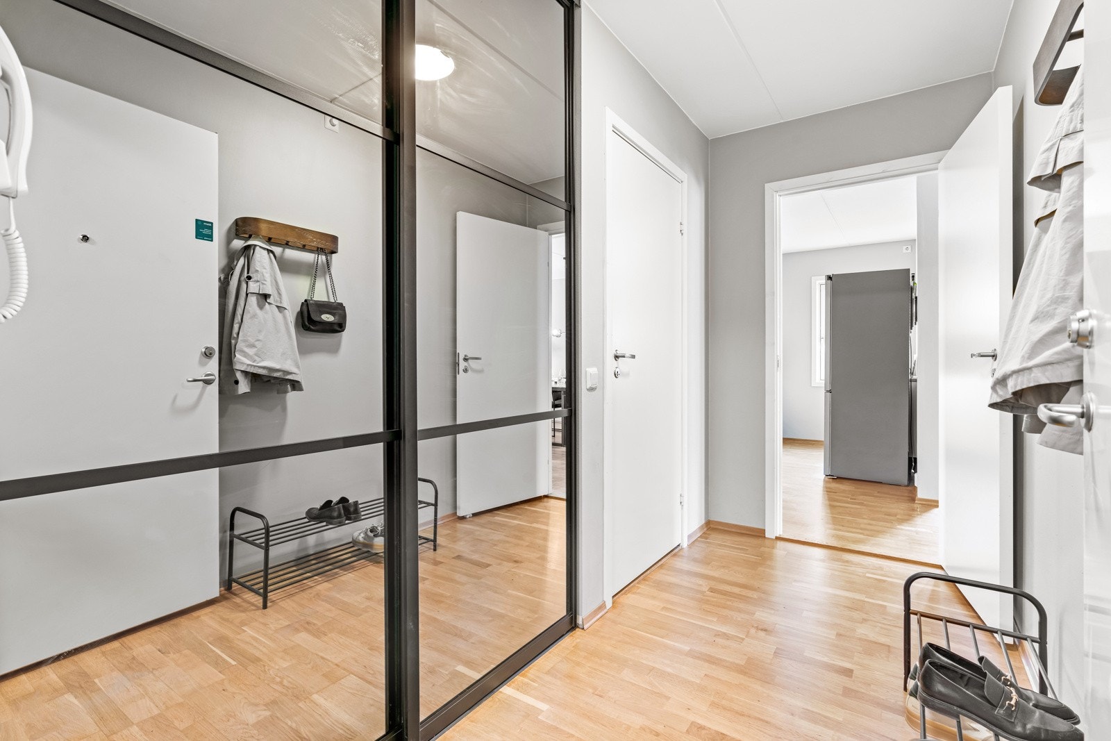 Entreen er innredet med stor skyvedørsgarderobe. Galleribilde