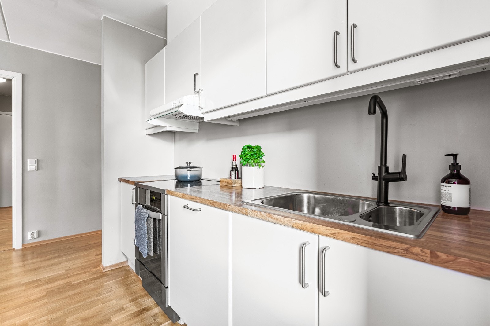 Kjøkkenet er utstyrt med kjøl/fryseskap, oppvaskmaskin, platetopp og stekeovn. Galleribilde