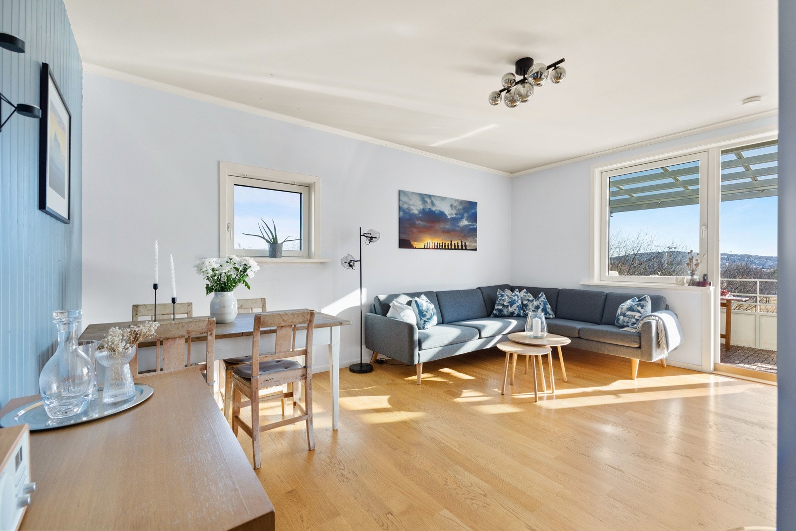 Stuen oppleves som luftig og innbydende, og dagslyset som strømmer inn via vinduer i to himmelretninger skaper unik, naturlig lyssetting på dagtid. Galleribilde