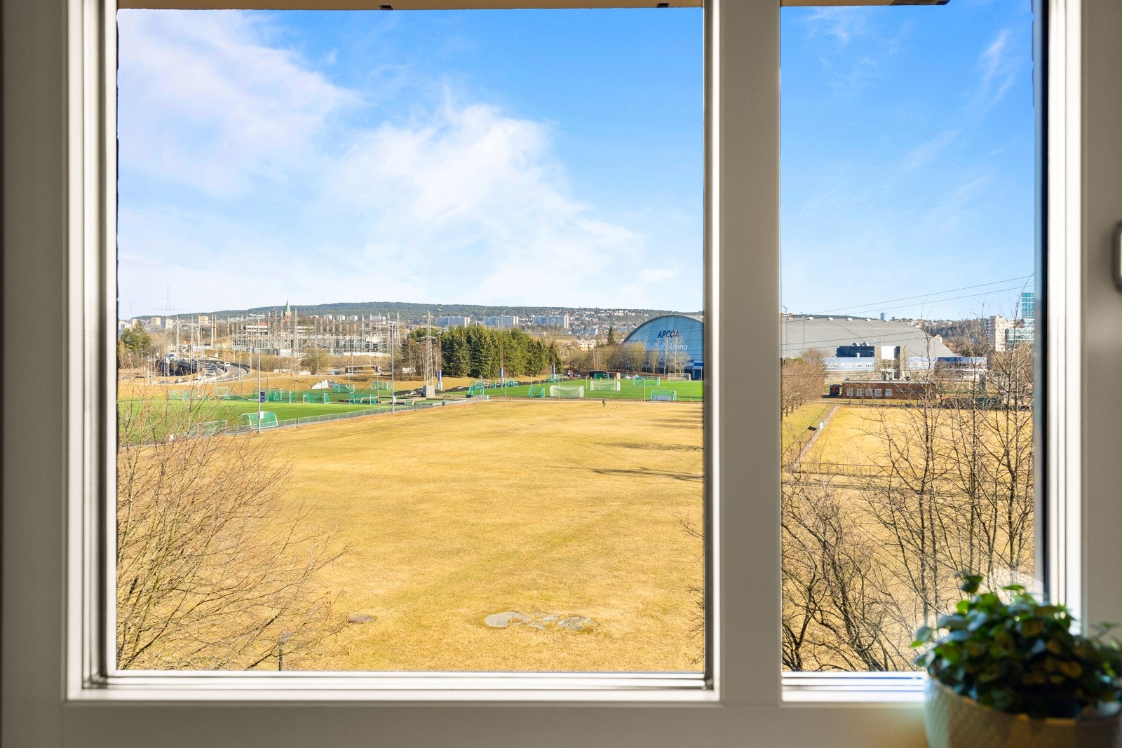 Fin utsikt over grøntarealer og idrettsanlegg. Galleribilde