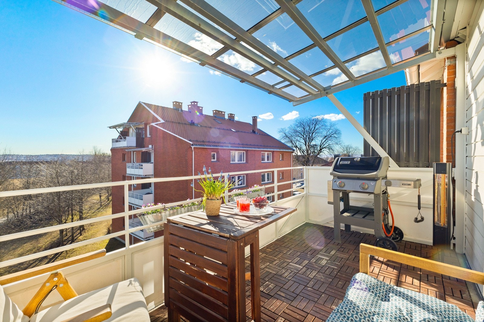 ...og på varme sommerdager kan man sette seg ut på en sydvestvendt balkong på ca. 7,5 kvm med gode solforhold. Galleribilde