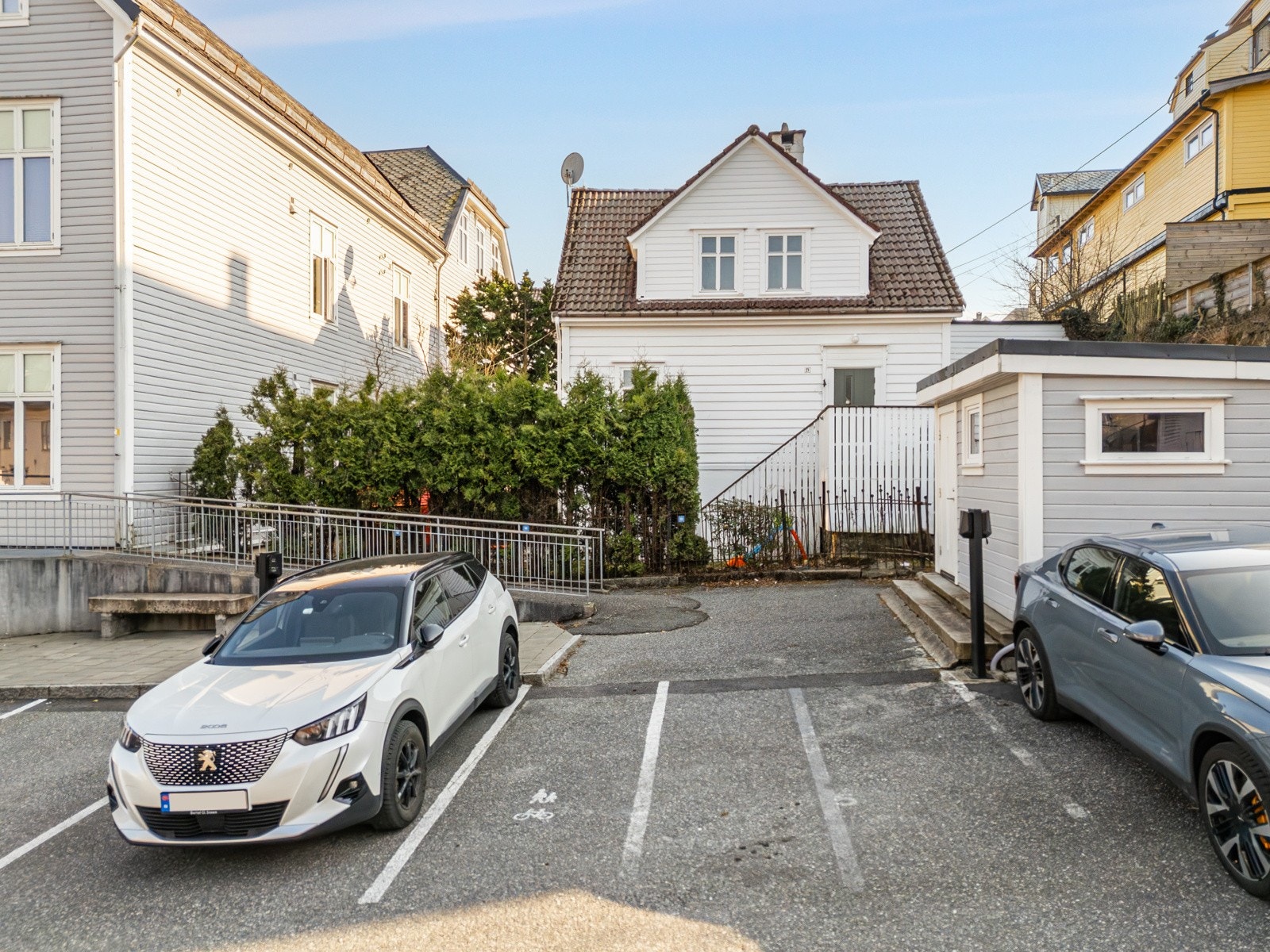 Med i handelen følger fast parkeringsplass med el-bil lader. Galleribilde