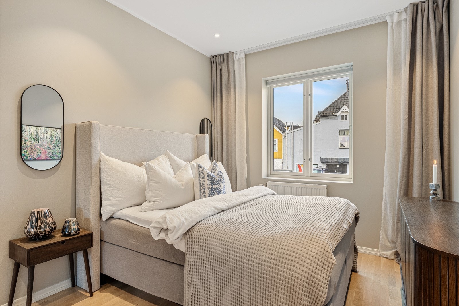 Det er et stort og flott soverom. Galleribilde