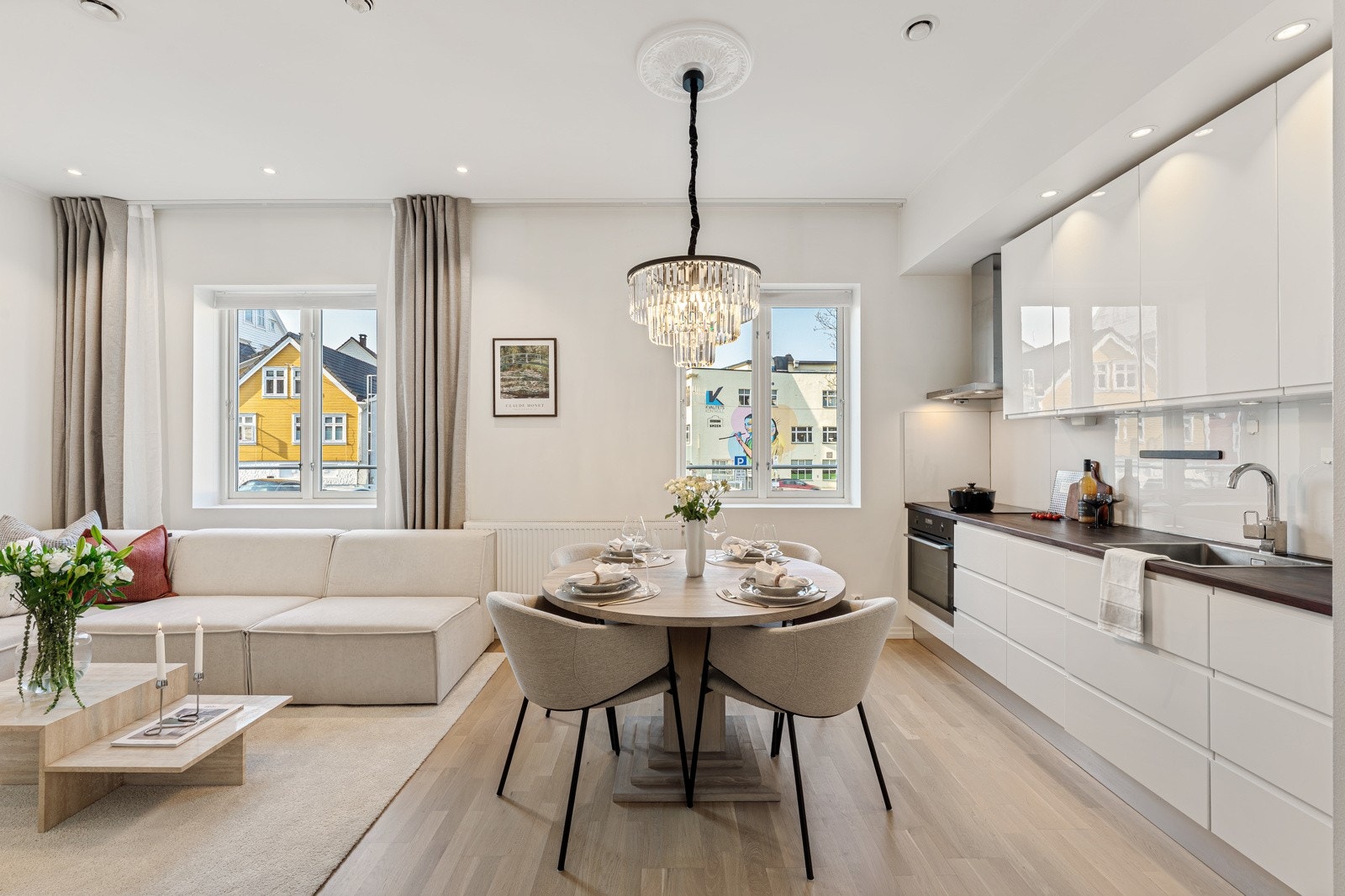 Her er det god plass til å møblere med en spisegruppe. Takhøyden er på 2,85 meter. Galleribilde