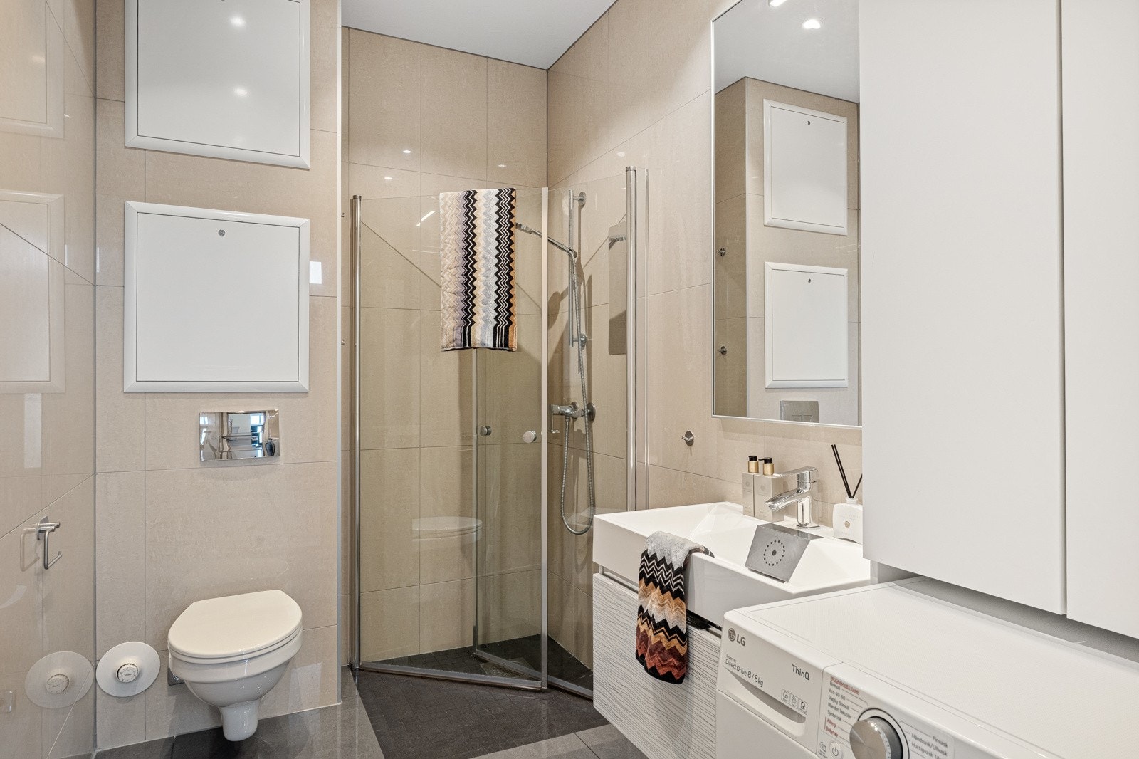 Hefliset bad i lune farger. Galleribilde