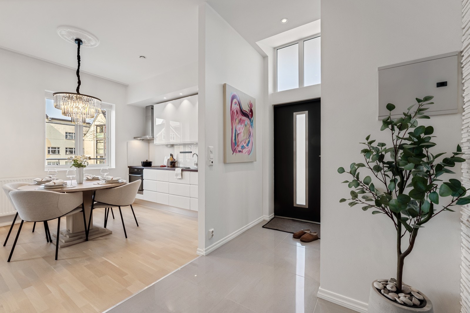 En stor entrè ønsker deg velkommen inn i boligen. Galleribilde