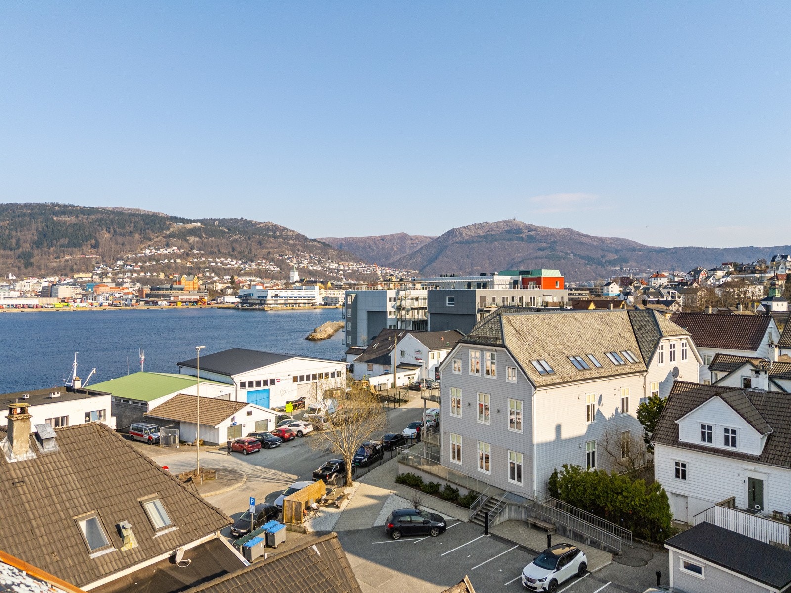 Det er kort vei ned til sjøen. Skolegate 1 er et veldrevet og godt vedlikeholdt sameie. Galleribilde