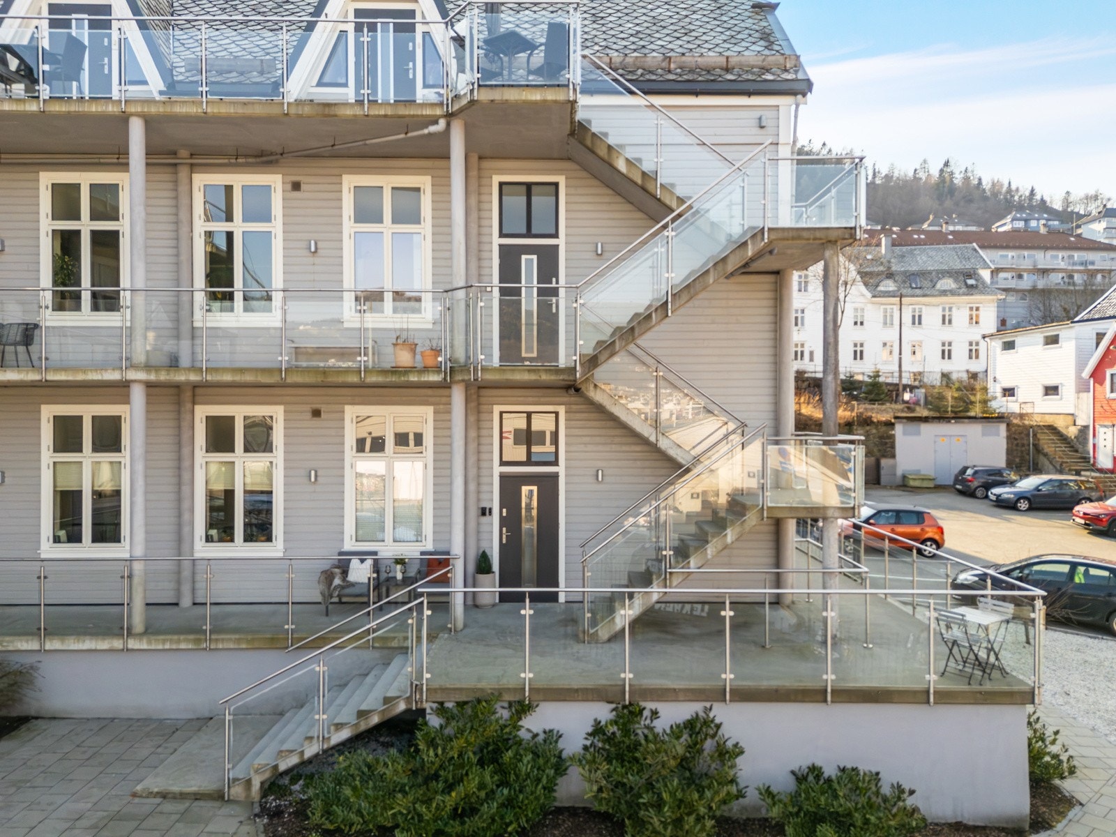 Fasaden mot parkeringsplassen ble nylig malt. Galleribilde