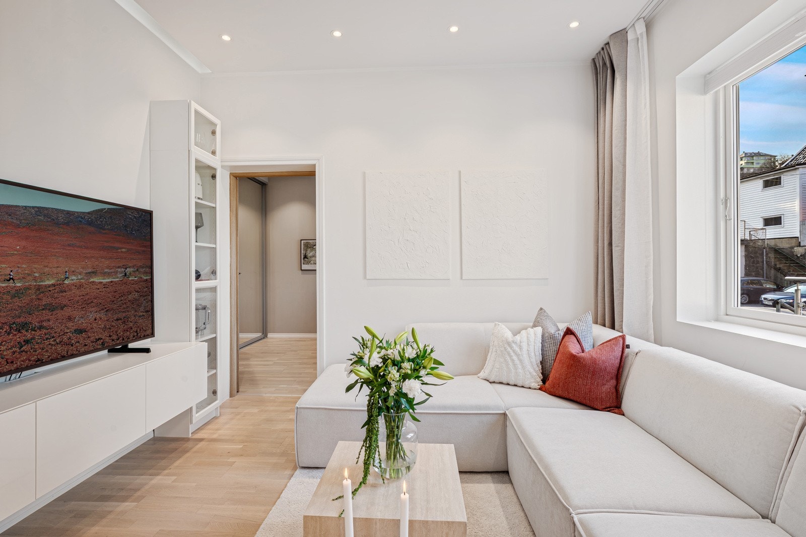 Stuen er malt i lyse farger. Galleribilde