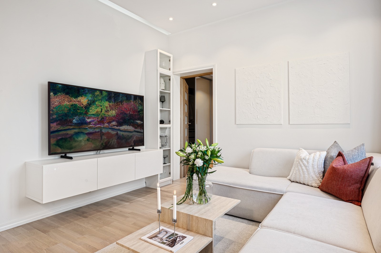 Det er også god plass til sofagruppe m tv-benk. Legg merke til lyslisten i taket. Galleribilde