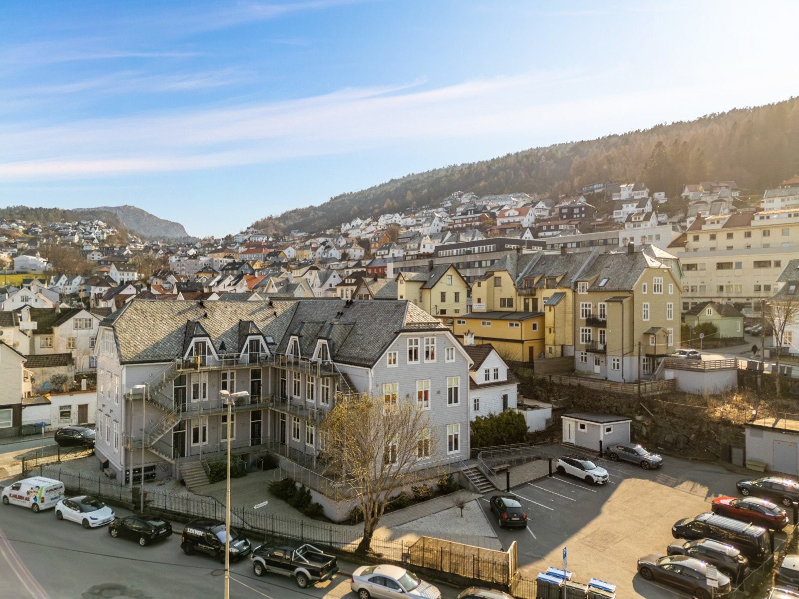 Nærområdet har alt du trenger i hverdagen, med gangavstand (100 meter) til Coop Extra, samt 10 minutt gange til Laksevåg senter. Galleribilde