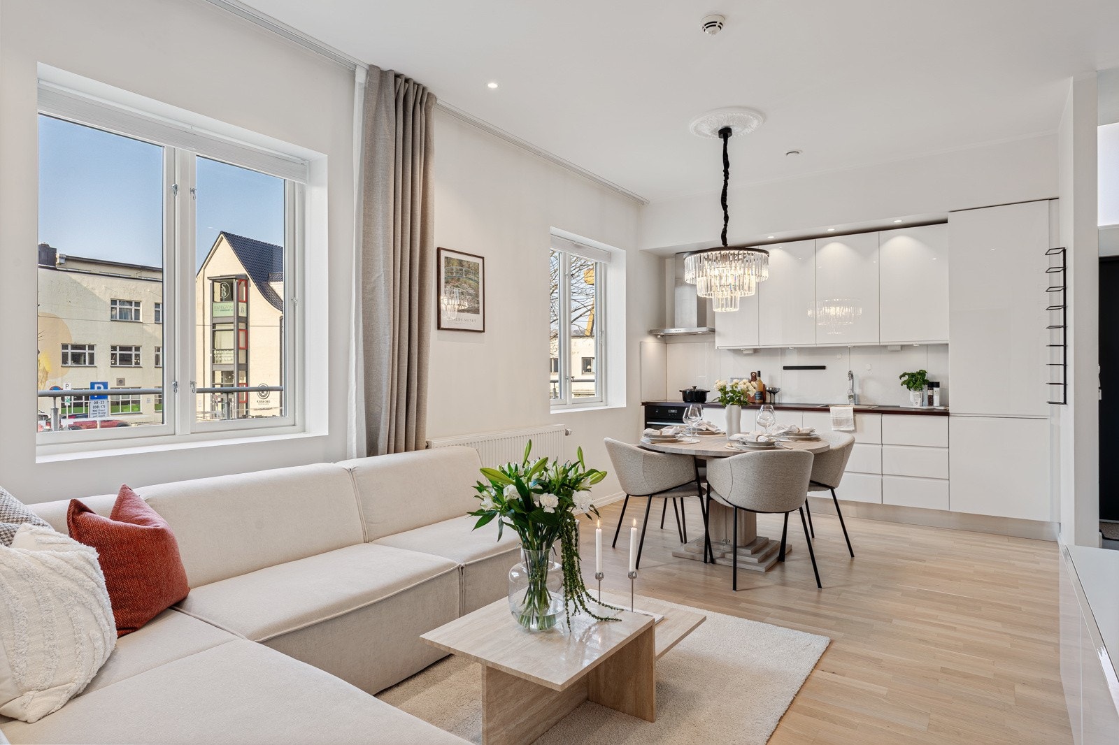 Leiligheten har en romslig og åpen stue-/kjøkkenløsning. Galleribilde