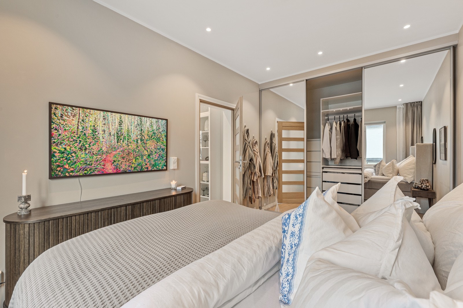 Det store vinduet gir mye naturlig lysinnslipp. Galleribilde