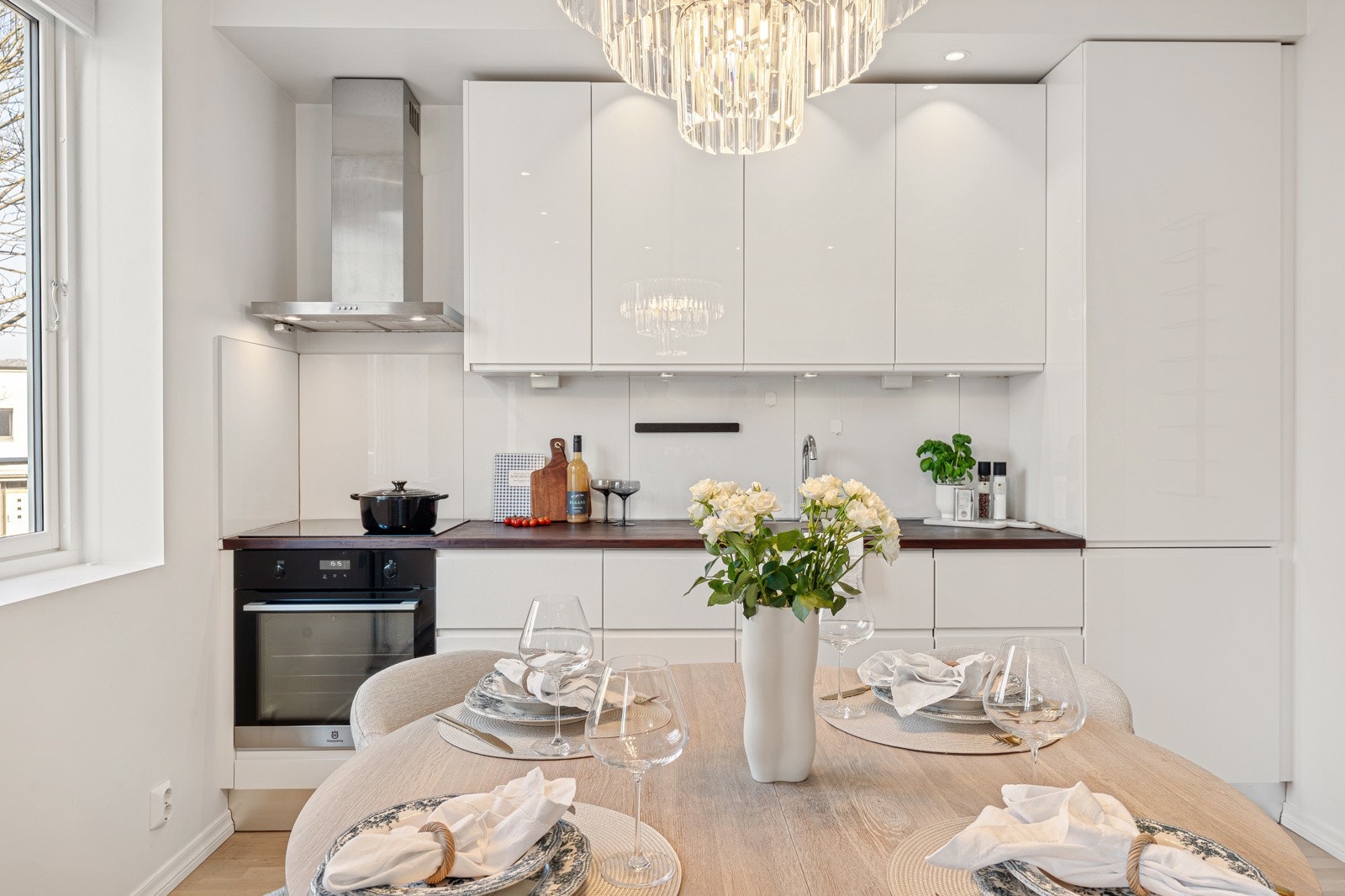 Følgende integrerte hvitevarer medfølger: platetopp m/induksjon, stekeovn, kjøleskp m/frysedel og oppvaskmaskin. Galleribilde