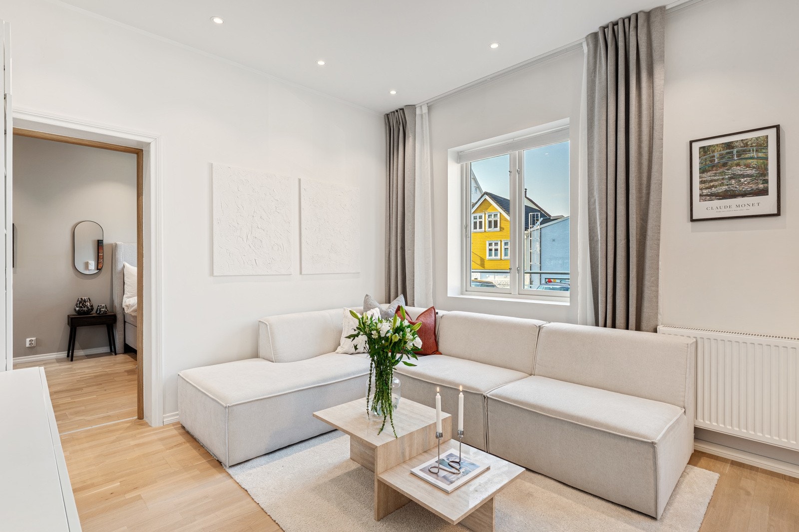 Det er store vindusflater i leiligheten som gir herlig lysinnslipp. Galleribilde