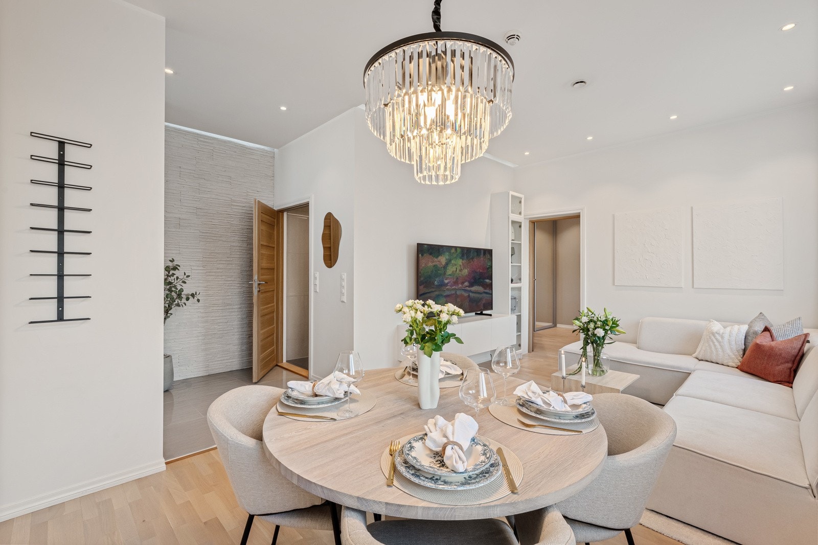 Koselig stemning rundt spisebordet. Galleribilde