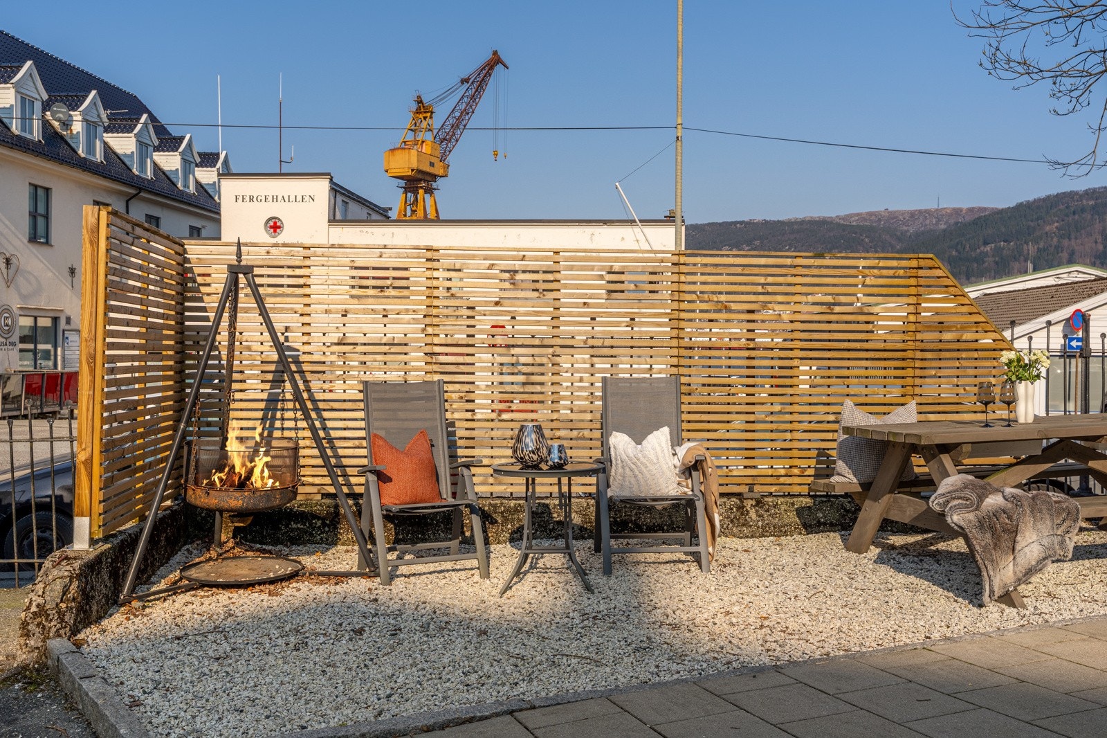 Koselig felles uteareal. Her er det gode solforhold hele dagen, midtsommers. Galleribilde