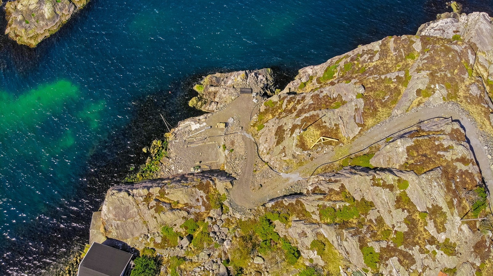 Det er også påbegynt ringmur til naust som måler ca 37 m² innvendig. (Arealet kan bli noe mindre) Galleribilde