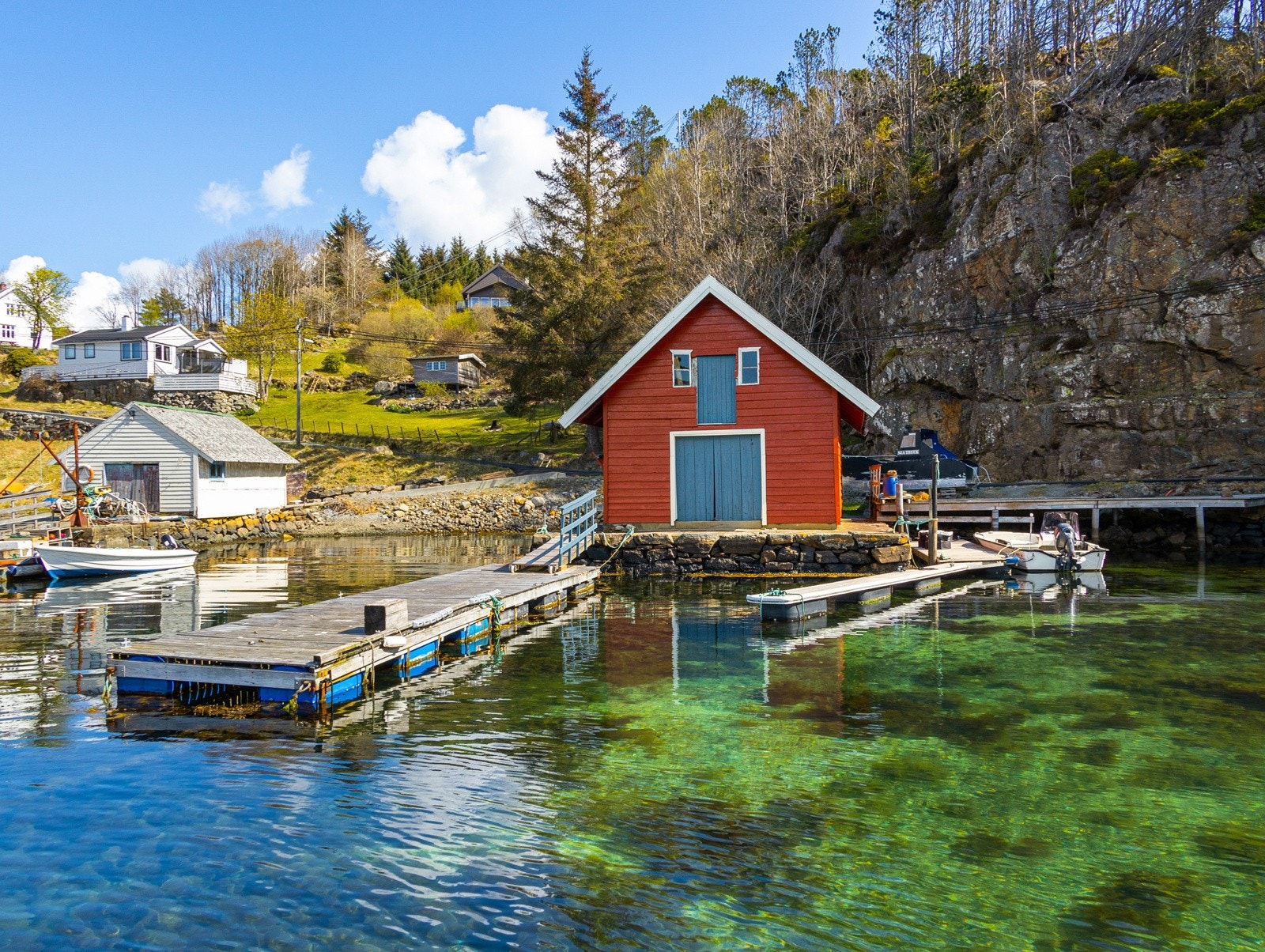 Det medfølger båtplass langs brygge ved rødt naust. Galleribilde