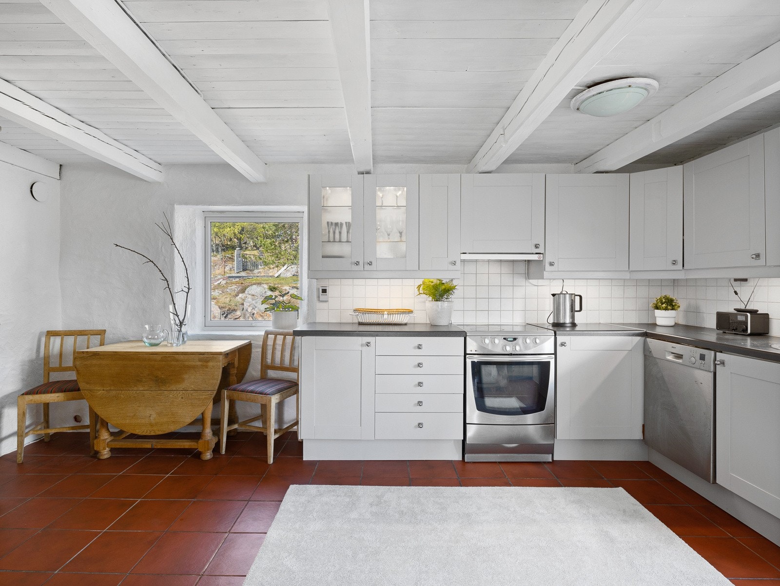 Innredningen er utført med profilerte fronter og benkeplate av laminat med nedfelt vask. Galleribilde