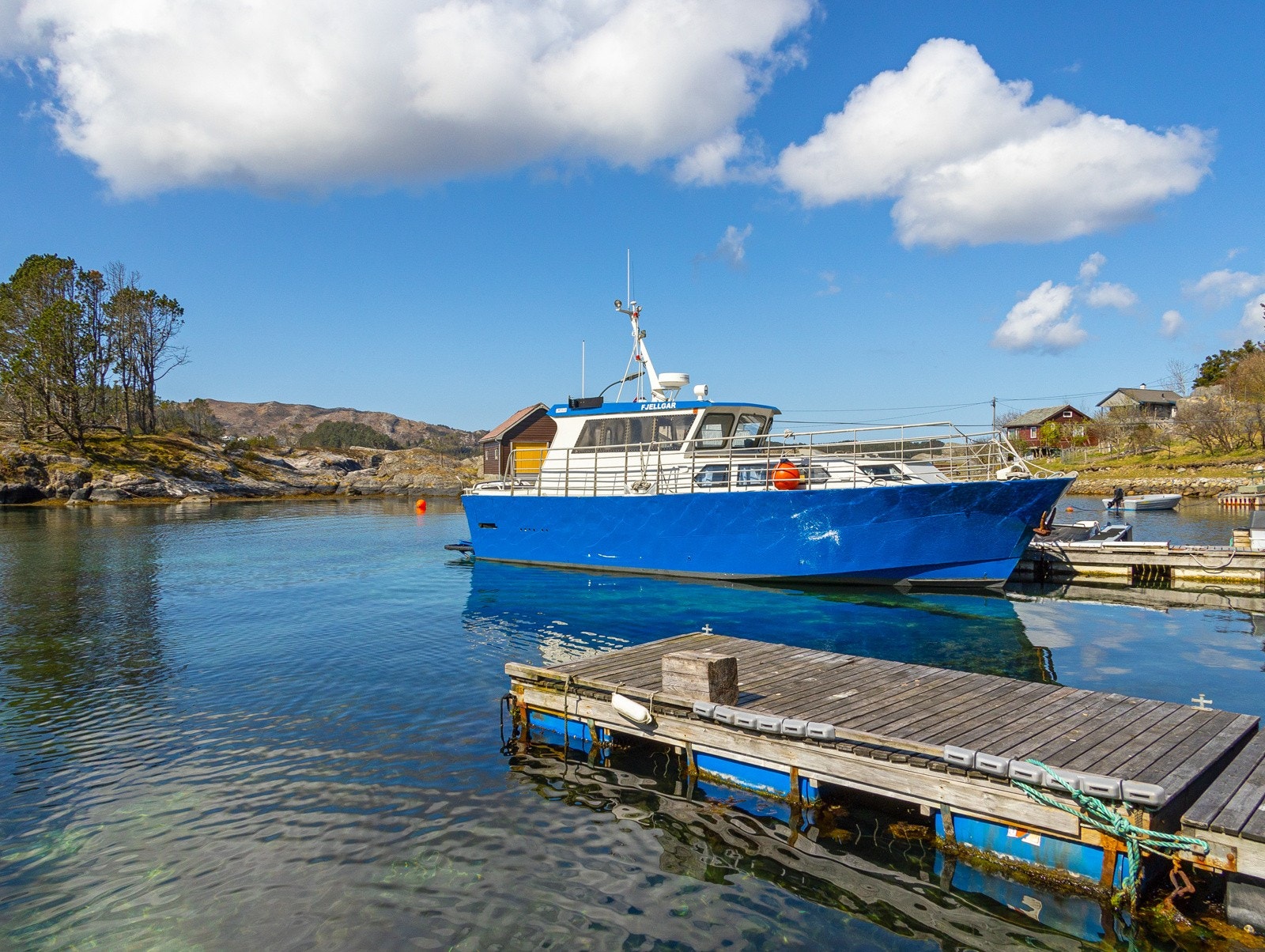 Adkomst til Geitanger via ferje fra Knappeskog, som har flere adkomster ila. døgnet. Galleribilde
