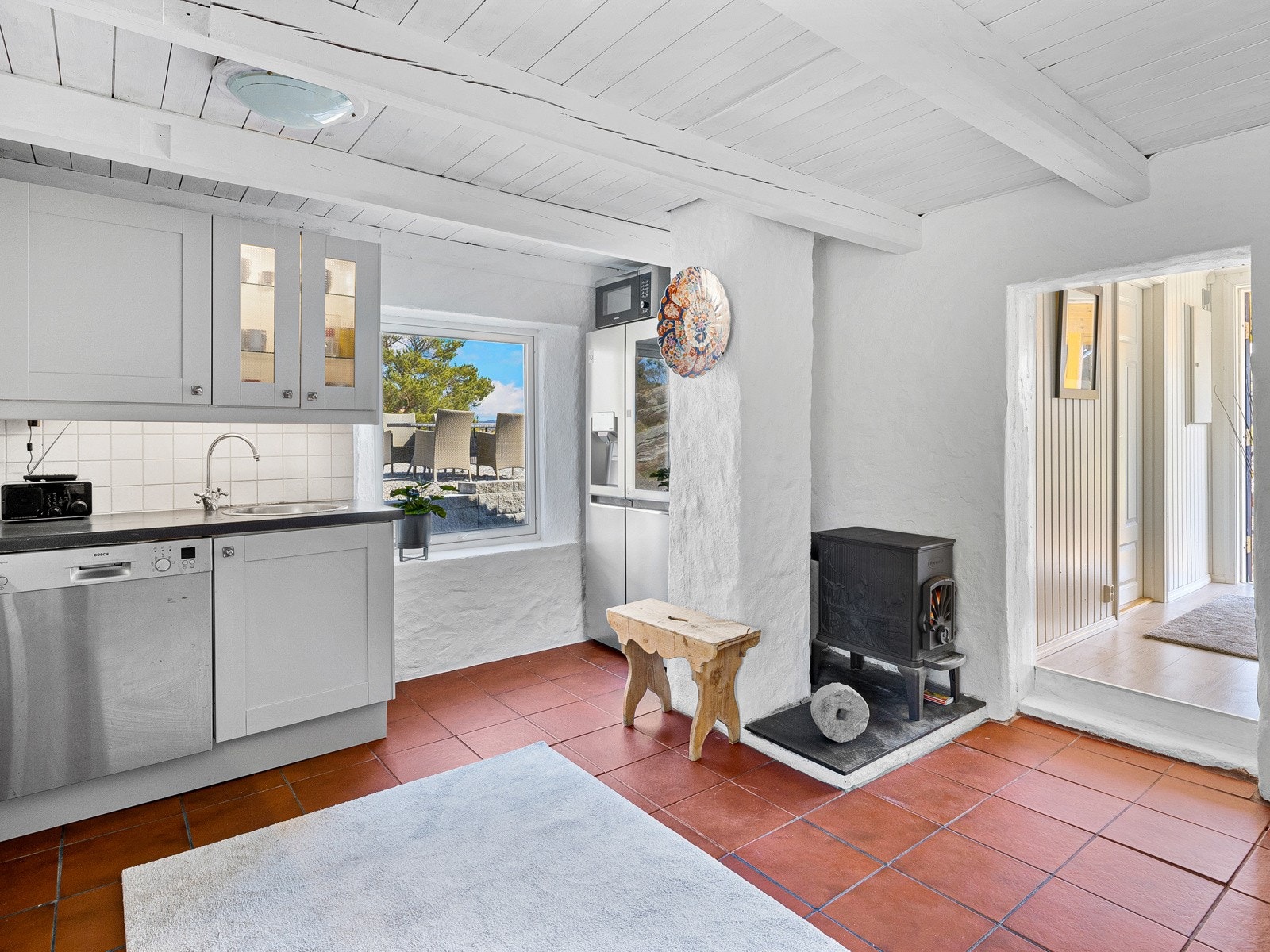 Her er godt med skap - og benkeplass for matlaging og oppbevaring. Galleribilde