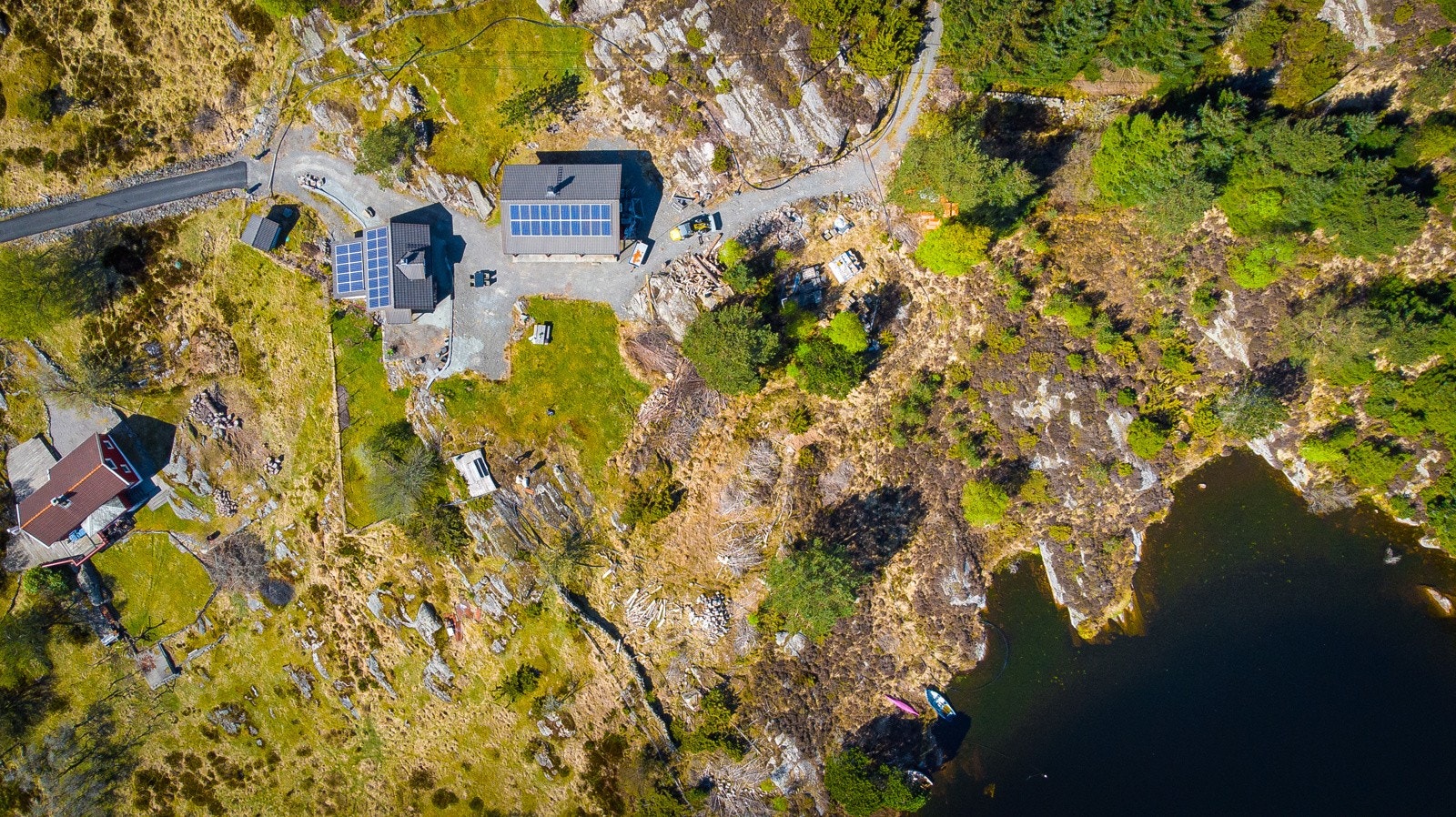 Det er 46 solcellepanel som sørger for egenprodusert strøm. Strømmen som selv ikke brukes sendes til strømnettet hvor man får betalt for den. Galleribilde