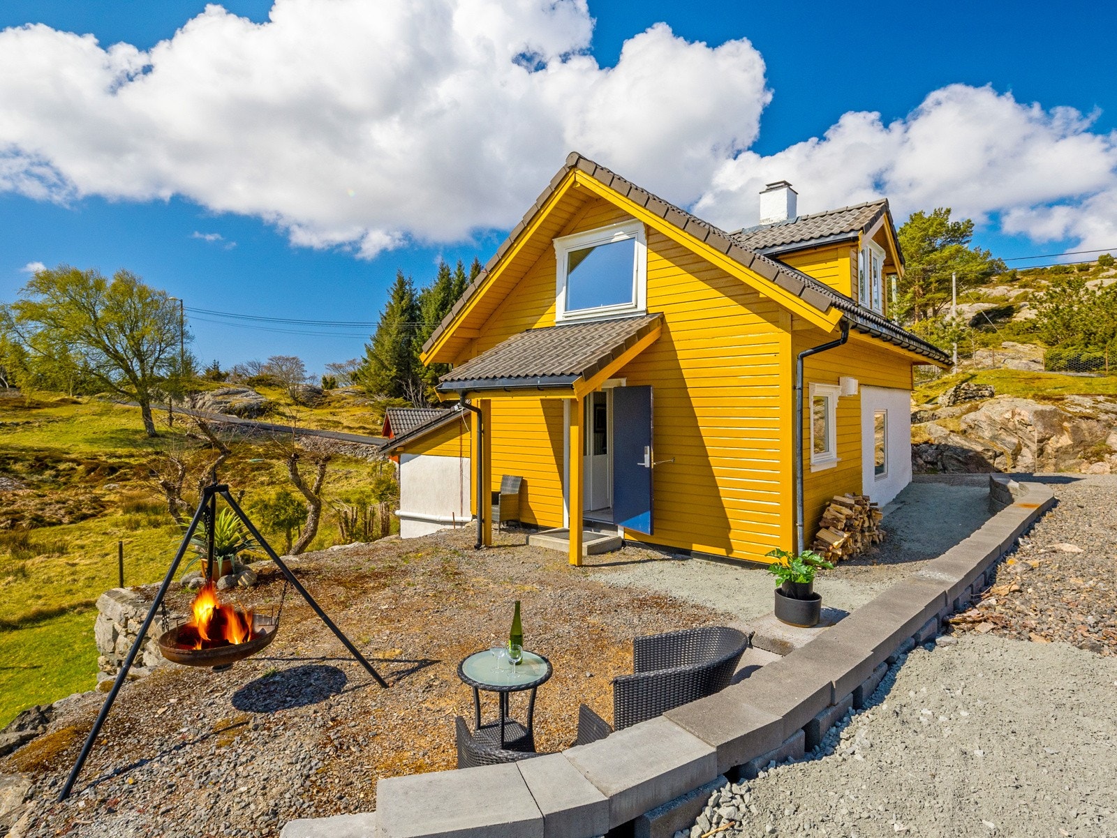 Har du en drøm om å drive med gårdsbruk eller vil ha drømmeboligen/hytten kan denne eiendommen være selve stedet. Galleribilde