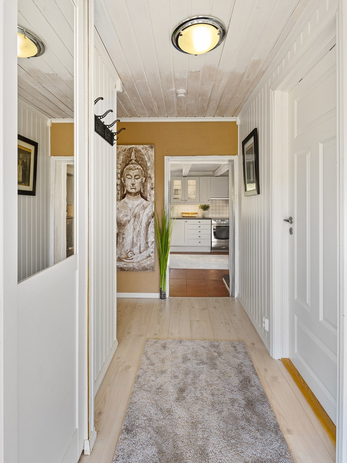 Fra entréen er adkomst til kjøkken, bad og soverom. Galleribilde