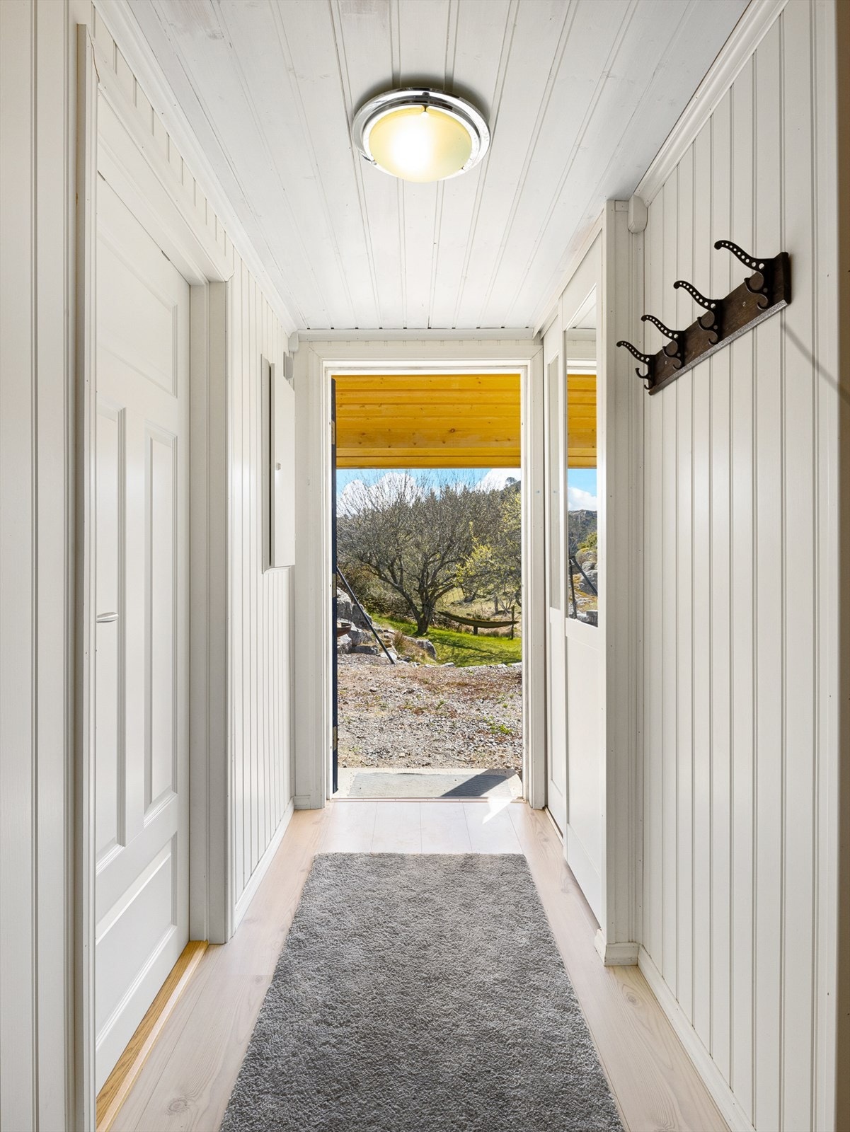 Boligen har har hovedinngang i 1.etasje. Her er god plass til å sette fra seg sko og henge fra seg yttertøy. Galleribilde