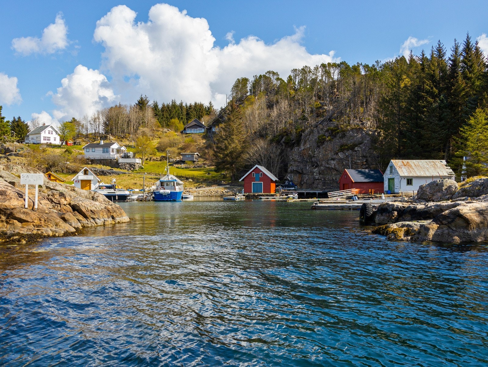Her kan man bo i flotte omgivelser omringet av sjø og nydelig natur, i tillegg til gode solforhold. Galleribilde