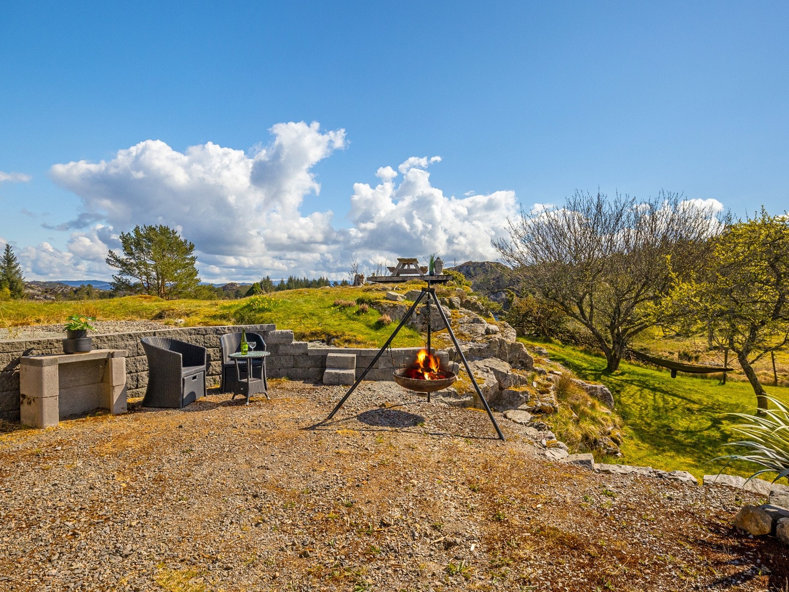 Eiendommen er store og rause utearealer hvor varme sommerdager kan nytes! Galleribilde