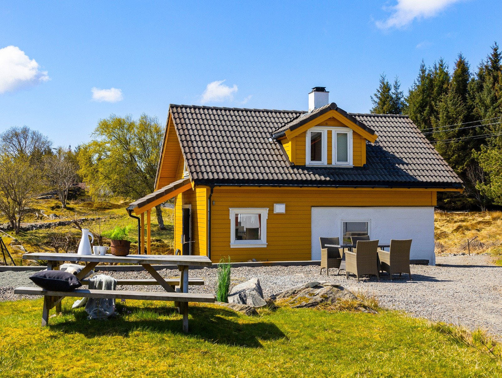 Boligen er innholdsrik og strekker seg over 3 plan. Galleribilde