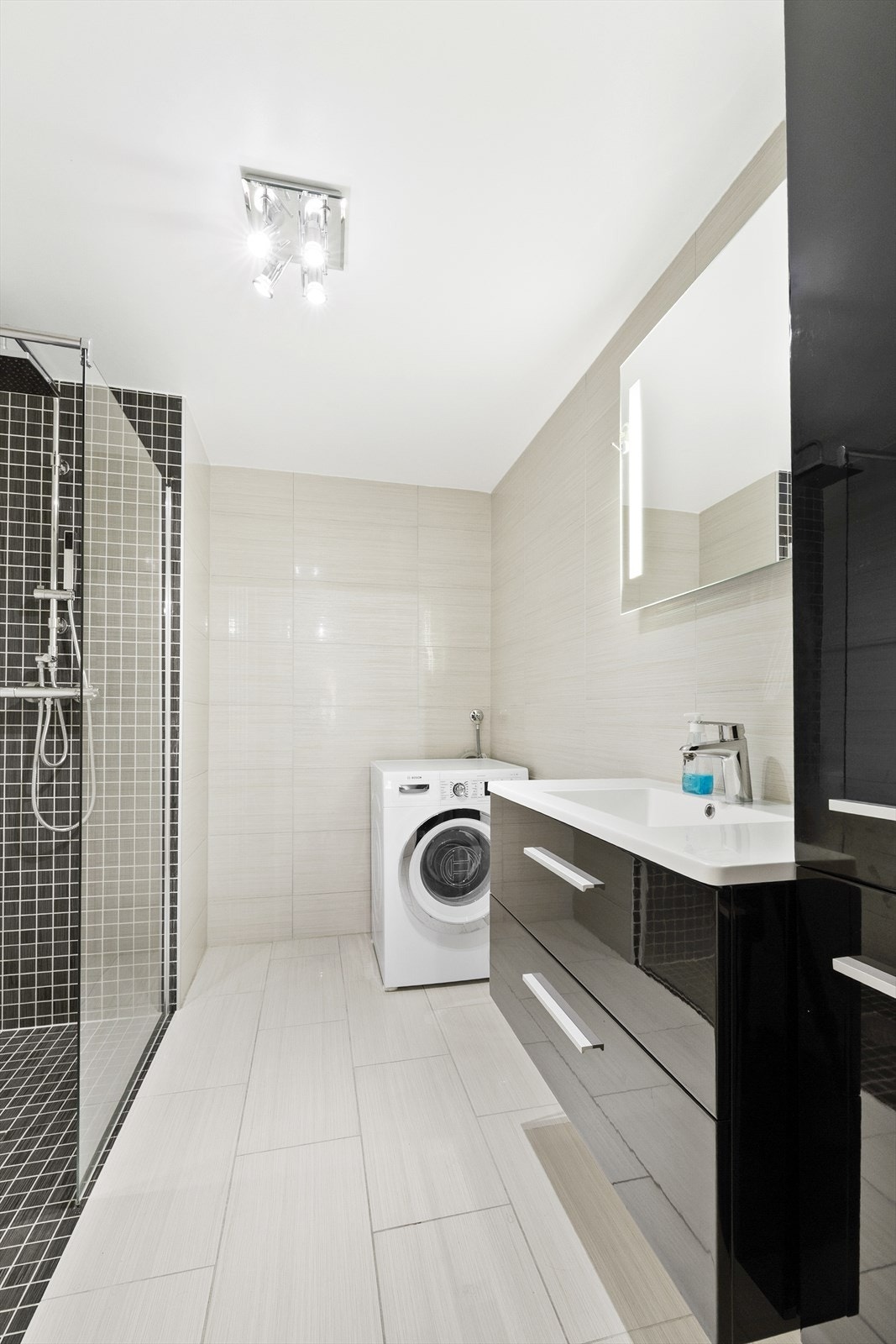 Baderommet har plass for vaskemaskin. Galleribilde