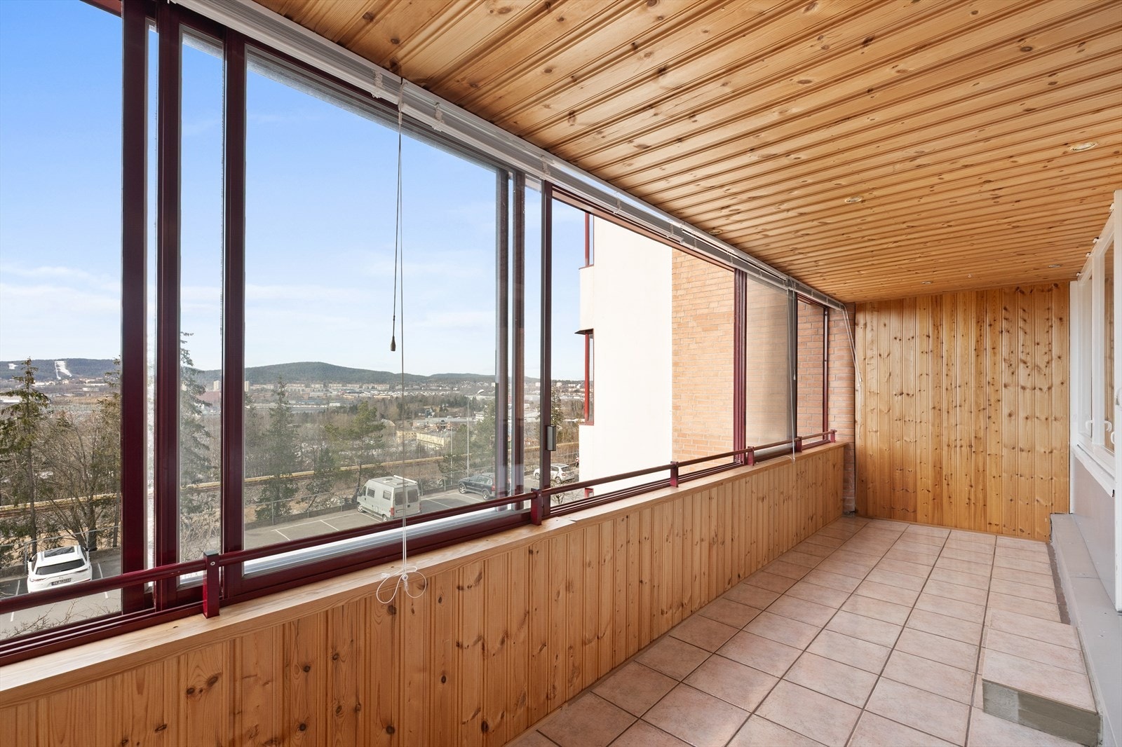 Balkongen har flislagt gulv og downlights i tak. Galleribilde
