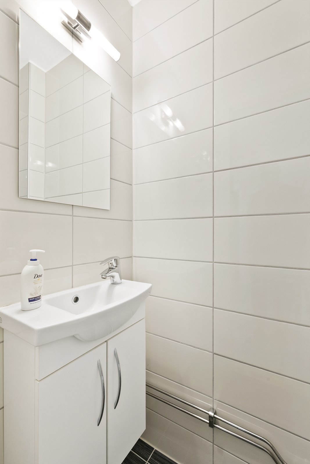 Separat wc-rom med hvite fliser og moderne servant. Galleribilde