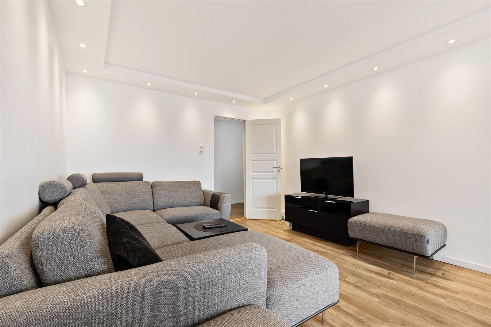 Koselig stue med plass for en stor sofagruppe. Galleribilde