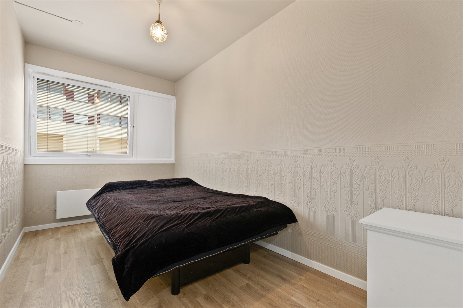 Lyst soverom med plass til dobbeltseng. Galleribilde