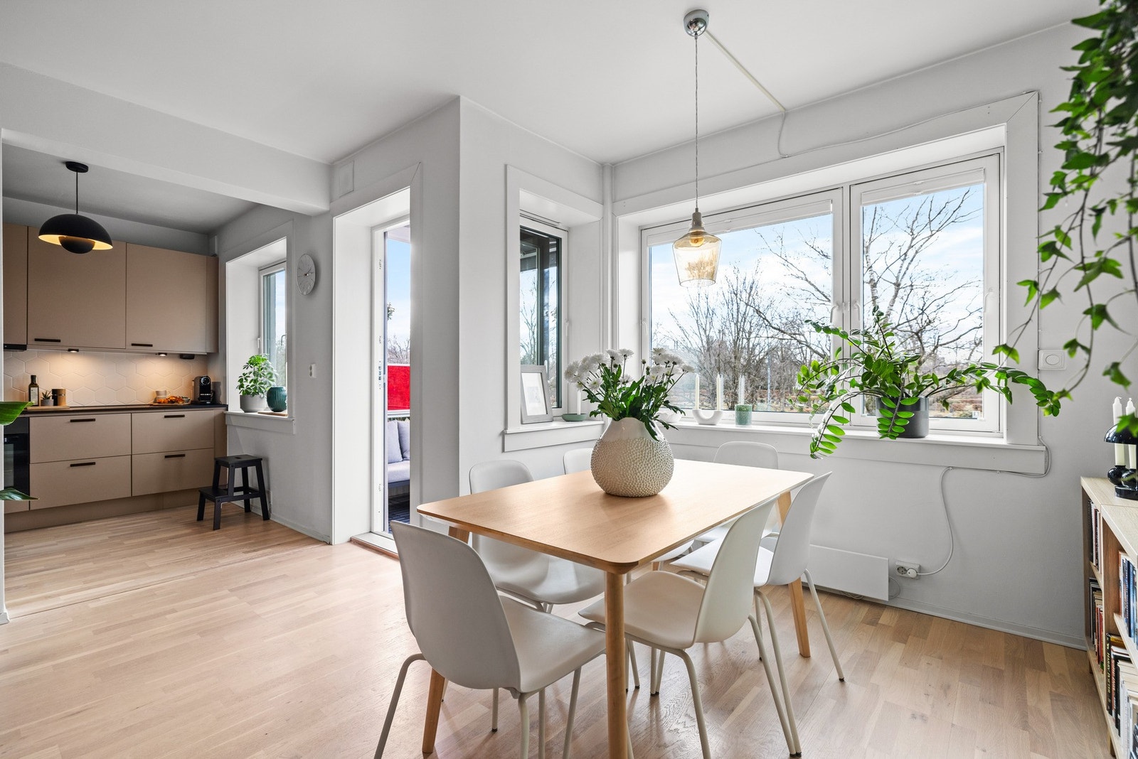 Spisegruppen er plassert ved vindusrekken, som gir en hyggelig atmosfære. Galleribilde