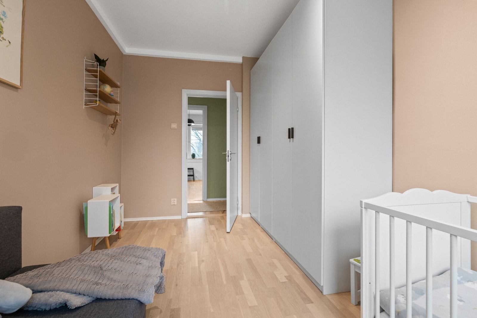 God oppbevaringsplass i garderobeskap. Denne medfølger ved salg. Galleribilde