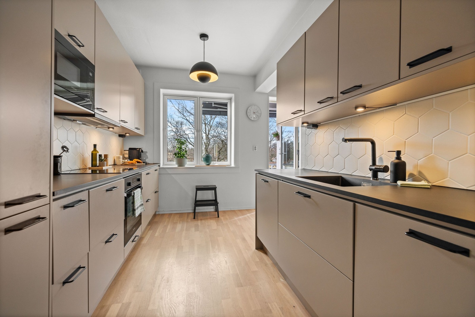 Dette er en innbydende, moderne og romslig 3-roms leilighet beliggende i et sentralt og attraktivt område på Sagene. Galleribilde